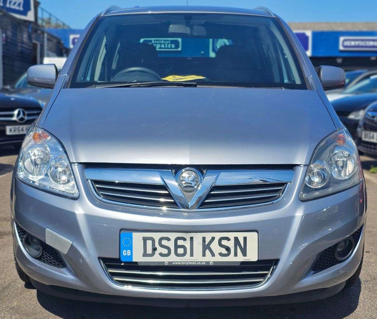 A 2011 VAUXHALL ZAFIRA 1.8 16V SRi MPV 5dr Petrol Manual Euro 5 (140 ps) MOT 18.02.2027,7 SEATER A 2011 VAUXHALL ZAFIRA 1.8 16V SRi MPV 5dr Petrol Manual Euro 5 (140 ps) MOT 18.02.2027,7 SEATER