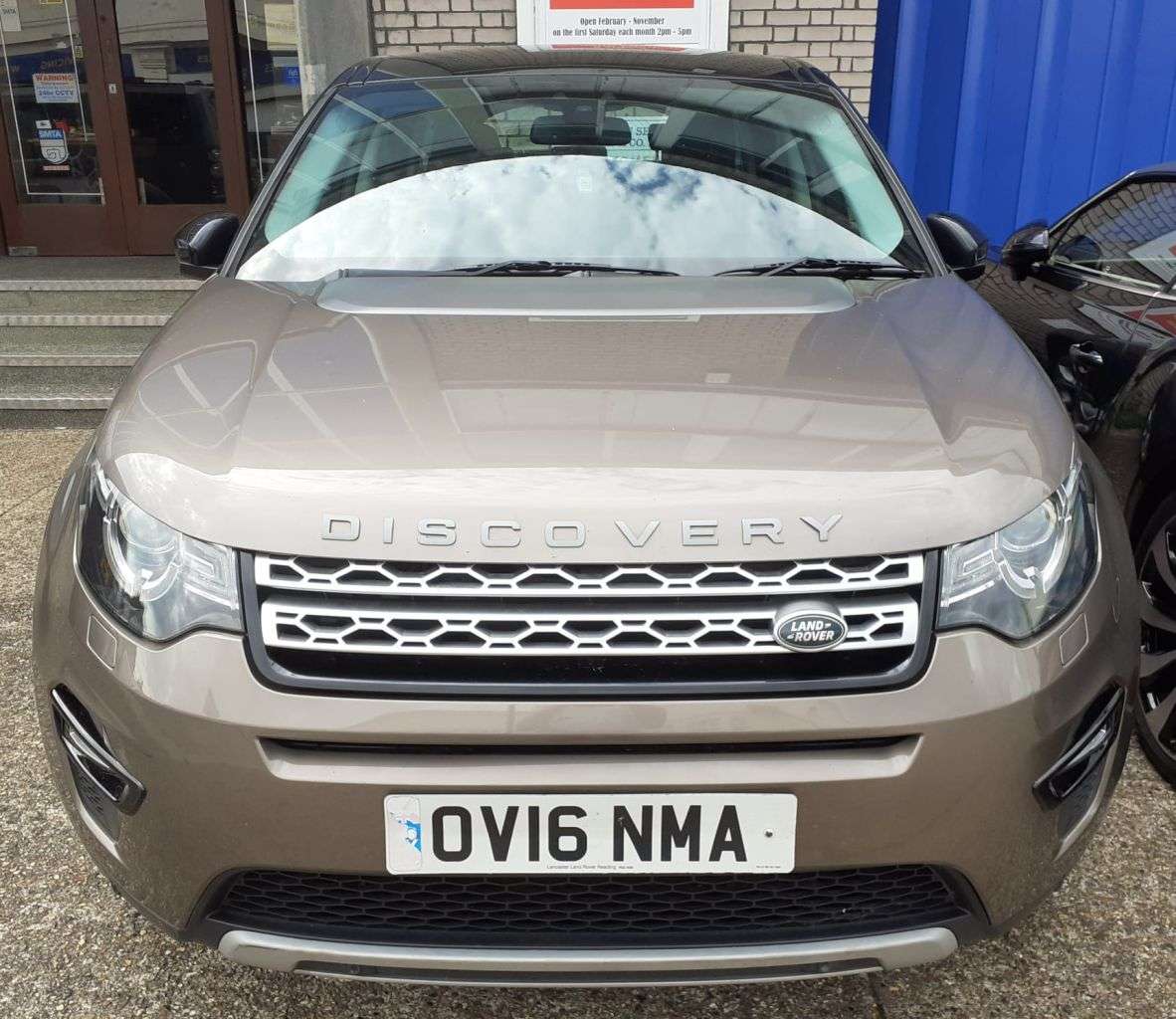 A 2016 LAND ROVER DISCOVERY SPORT AUTOMATIC 7 SEATER 2.0 TD4 HSE SUV 5dr Diesel Auto 4WD Euro 6 (s/s) (180 ps A 2016 LAND ROVER DISCOVERY SPORT AUTOMATIC 7 SEATER 2.0 TD4 HSE SUV 5dr Diesel Auto 4WD Euro 6 (s/s) (180 ps