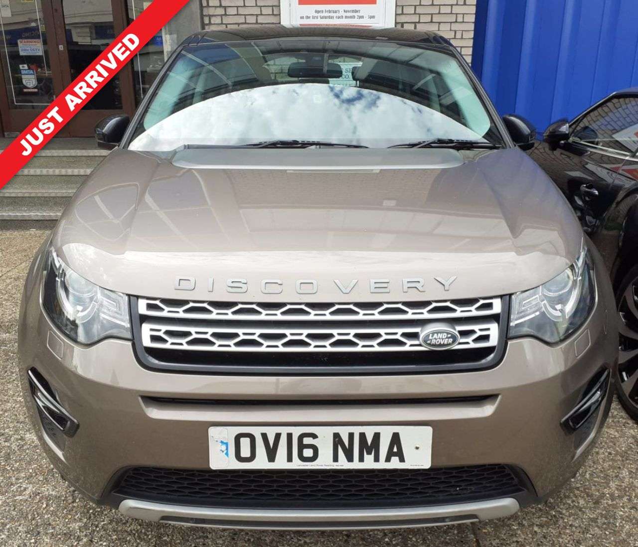 A 2016 LAND ROVER DISCOVERY SPORT AUTOMATIC 7 SEATER 2.0 TD4 HSE SUV 5dr Diesel Auto 4WD Euro 6 (s/s) (180 ps A 2016 LAND ROVER DISCOVERY SPORT AUTOMATIC 7 SEATER 2.0 TD4 HSE SUV 5dr Diesel Auto 4WD Euro 6 (s/s) (180 ps