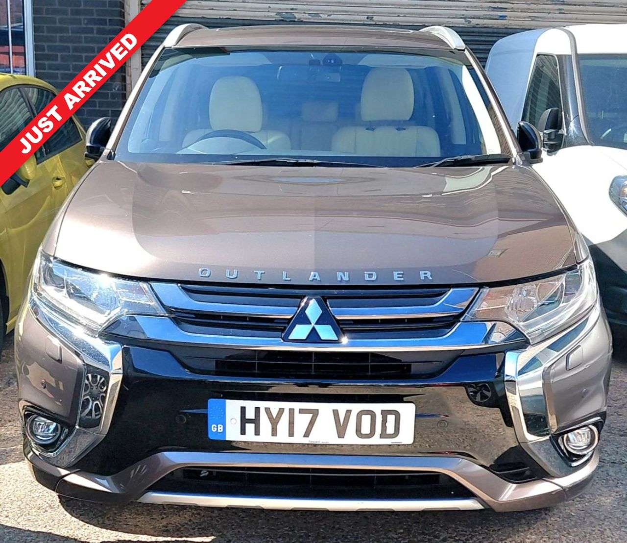 A 2017 MITSUBISHI OUTLANDER 2.0h 12kWh 5h SUV 5dr Petrol Plug-in Hybrid CVT 4WD Euro 6 (s/s) (200 ps) R A 2017 MITSUBISHI OUTLANDER 2.0h 12kWh 5h SUV 5dr Petrol Plug-in Hybrid CVT 4WD Euro 6 (s/s) (200 ps) R