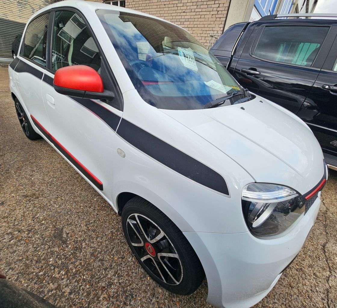 A 2015 RENAULT TWINGO 0.9 TCe ENERGY Dynamique Hatchback 5dr Petrol Manual Euro 6 (s/s) (90 ps) M A 2015 RENAULT TWINGO 0.9 TCe ENERGY Dynamique Hatchback 5dr Petrol Manual Euro 6 (s/s) (90 ps) M