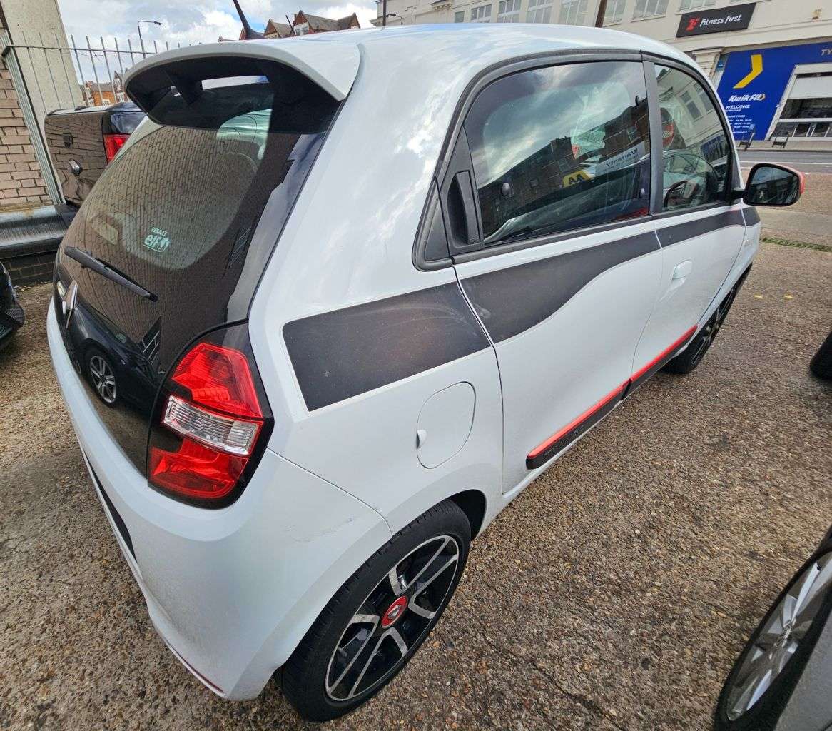 A 2015 RENAULT TWINGO 0.9 TCe ENERGY Dynamique Hatchback 5dr Petrol Manual Euro 6 (s/s) (90 ps) M A 2015 RENAULT TWINGO 0.9 TCe ENERGY Dynamique Hatchback 5dr Petrol Manual Euro 6 (s/s) (90 ps) M