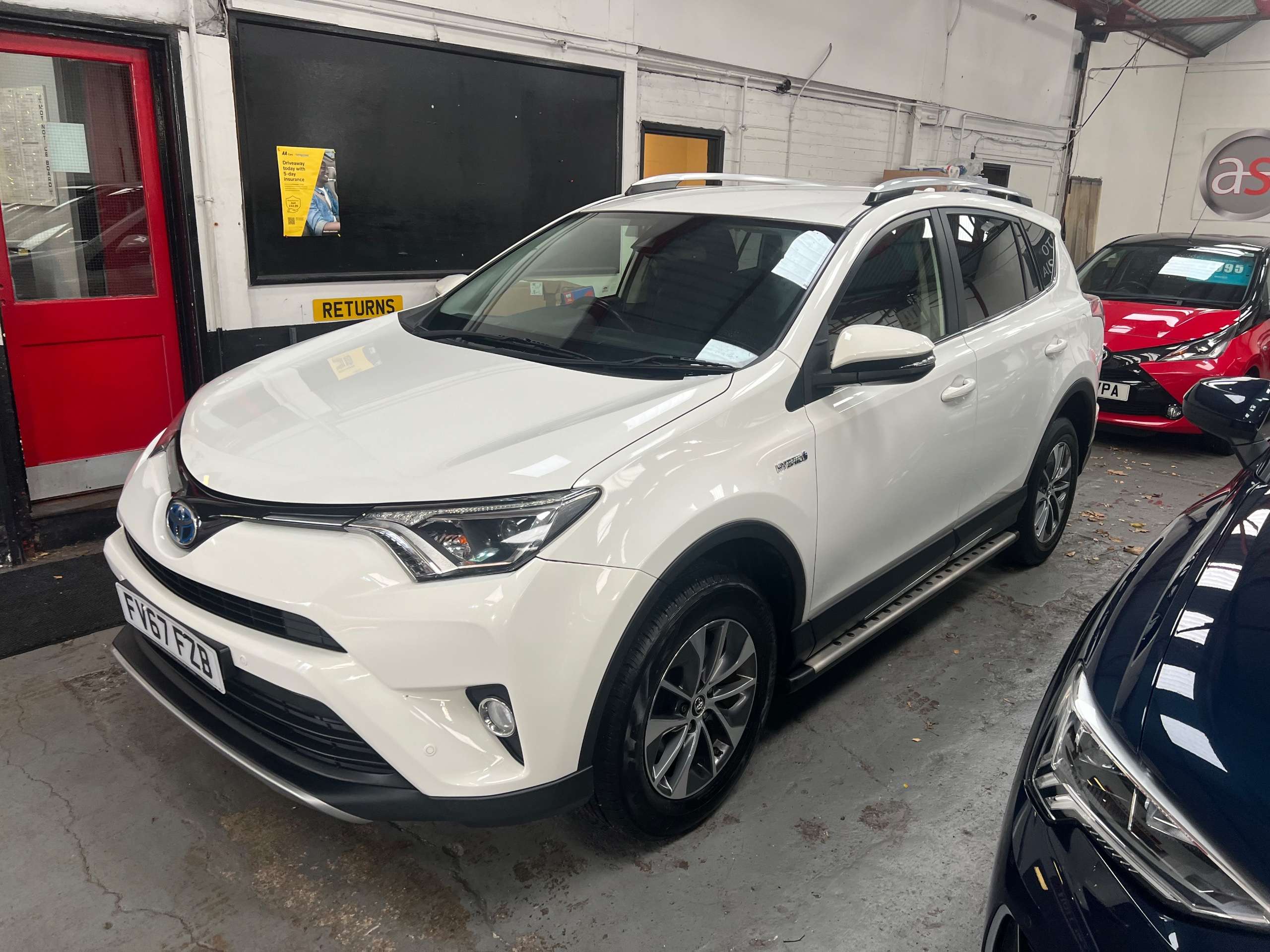 A 2017 TOYOTA RAV4 2.5 VVT-h Icon Tech SUV 5dr Petrol Hybrid CVT Euro 6 (s/s) (197 ps) A 2017 TOYOTA RAV4 2.5 VVT-h Icon Tech SUV 5dr Petrol Hybrid CVT Euro 6 (s/s) (197 ps)