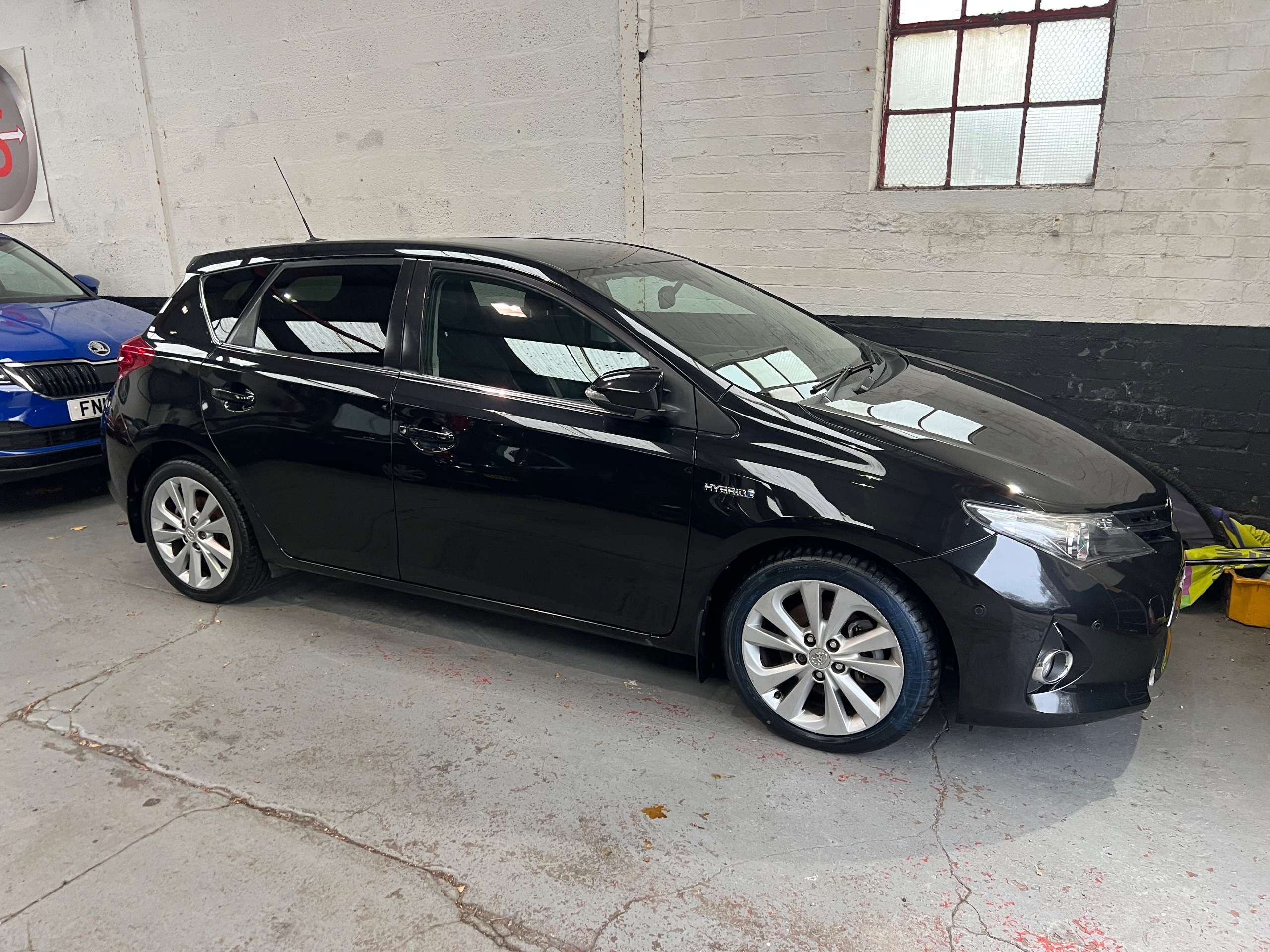A 2013 TOYOTA AURIS 1.8 VVT-h Excel Hatchback 5dr Petrol Hybrid CVT Euro 5 (s/s) (136 ps) A 2013 TOYOTA AURIS 1.8 VVT-h Excel Hatchback 5dr Petrol Hybrid CVT Euro 5 (s/s) (136 ps)