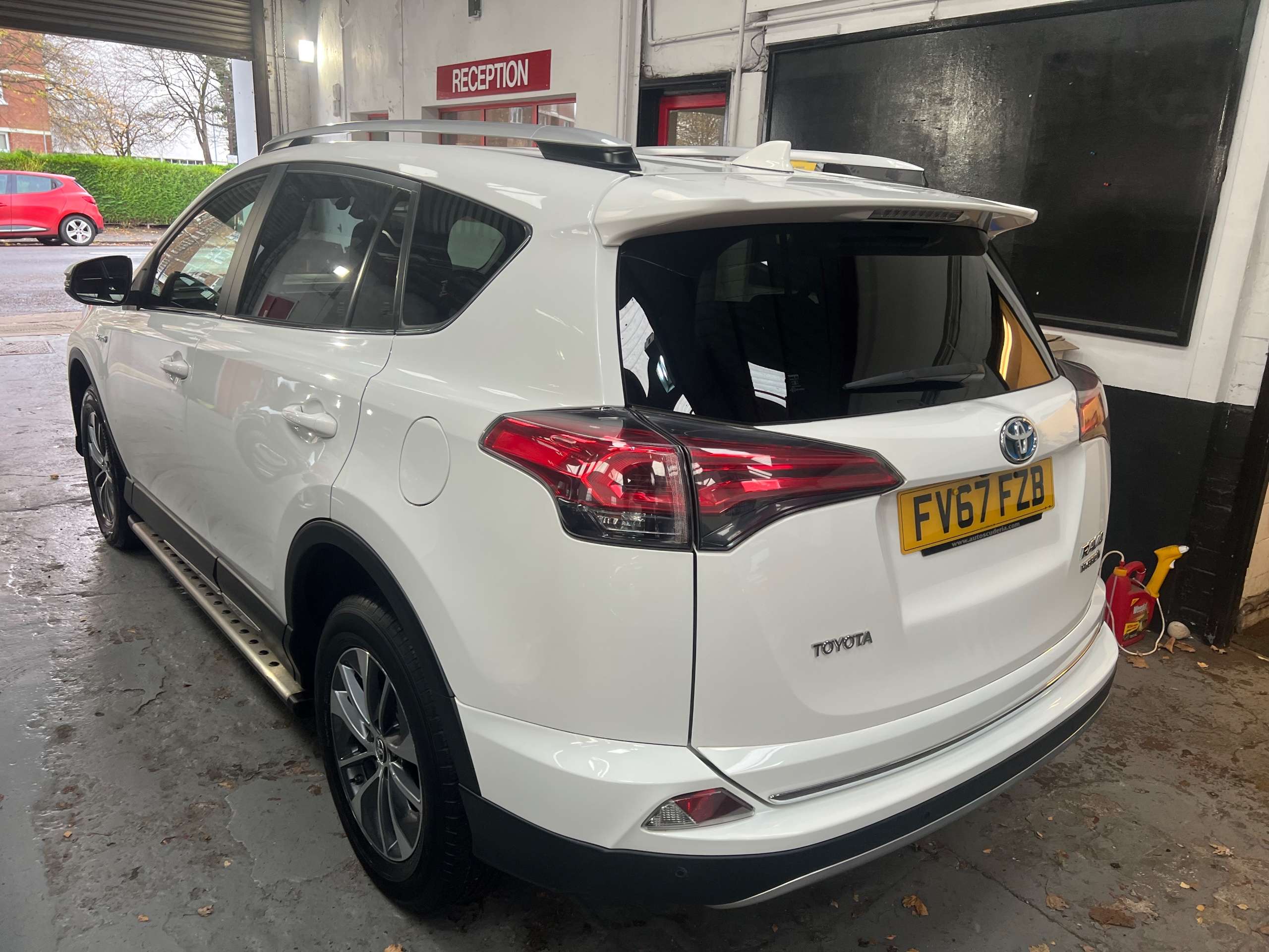 A 2017 TOYOTA RAV4 2.5 VVT-h Icon Tech SUV 5dr Petrol Hybrid CVT Euro 6 (s/s) (197 ps) A 2017 TOYOTA RAV4 2.5 VVT-h Icon Tech SUV 5dr Petrol Hybrid CVT Euro 6 (s/s) (197 ps)