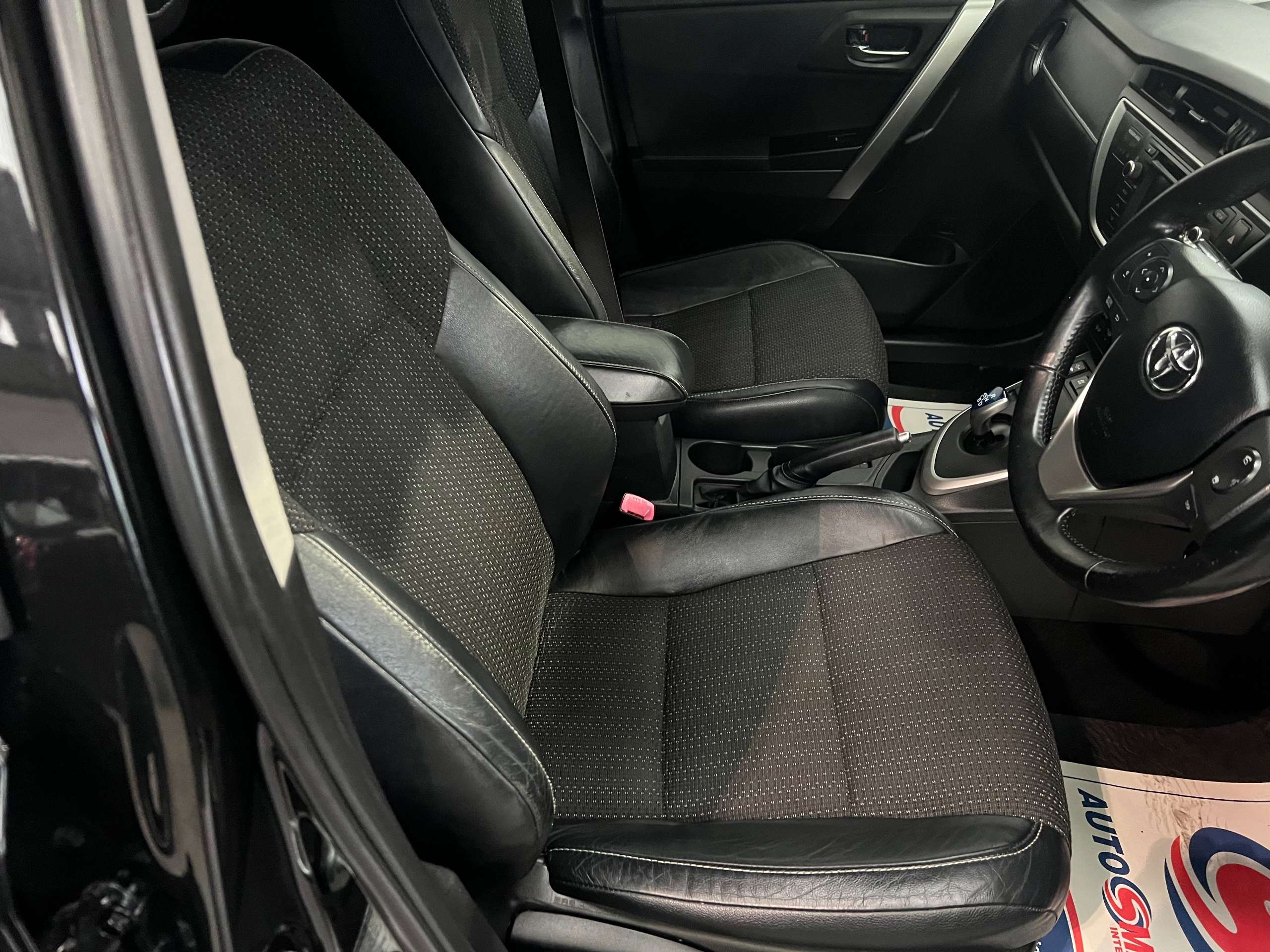 A 2013 TOYOTA AURIS 1.8 VVT-h Excel Hatchback 5dr Petrol Hybrid CVT Euro 5 (s/s) (136 ps) A 2013 TOYOTA AURIS 1.8 VVT-h Excel Hatchback 5dr Petrol Hybrid CVT Euro 5 (s/s) (136 ps)