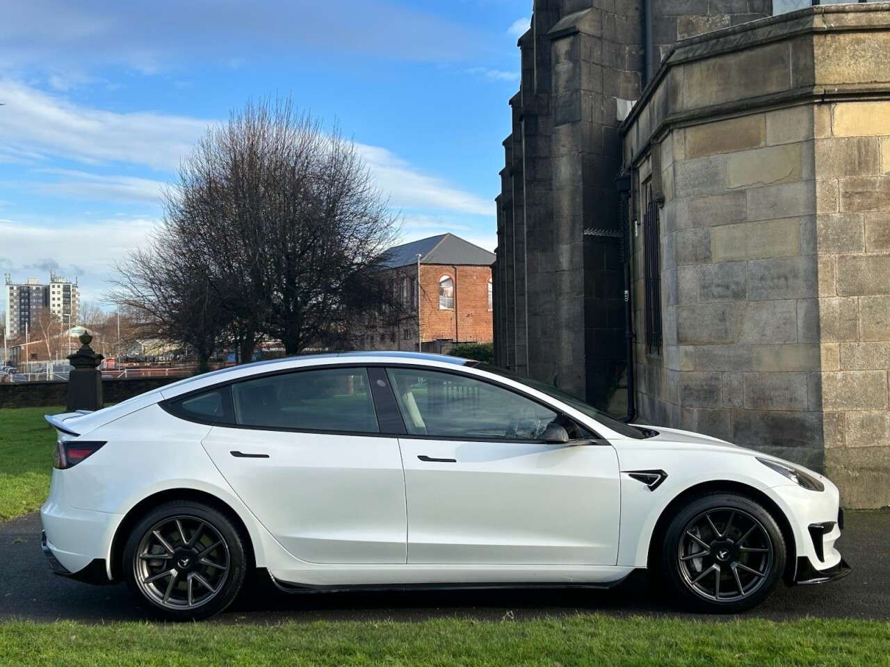 A 2021 TESLA MODEL 3 Standard Range Plus Saloon 4dr Electric Auto RWD (241 bhp) BODY KIT + PANOR A 2021 TESLA MODEL 3 Standard Range Plus Saloon 4dr Electric Auto RWD (241 bhp) BODY KIT + PANOR