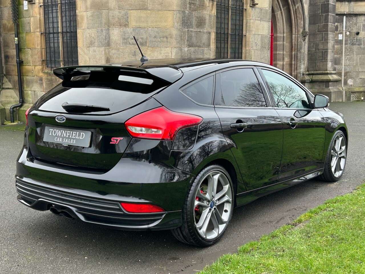 A 2018 FORD FOCUS 2.0T EcoBoost ST-2 Hatchback 5dr Petrol Manual Euro 6 (s/s) (250 ps) Hatchb A 2018 FORD FOCUS 2.0T EcoBoost ST-2 Hatchback 5dr Petrol Manual Euro 6 (s/s) (250 ps) Hatchb