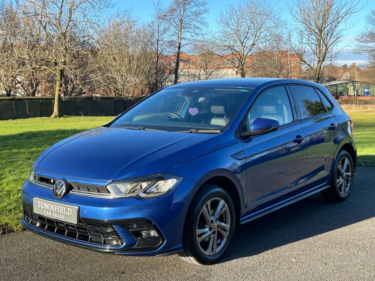 A 2022 VOLKSWAGEN POLO 1.0 TSI R-Line Hatchback 5dr Petrol DSG Euro 6 (s/s) (95 ps) PARK SENSORS + A 2022 VOLKSWAGEN POLO 1.0 TSI R-Line Hatchback 5dr Petrol DSG Euro 6 (s/s) (95 ps) PARK SENSORS +