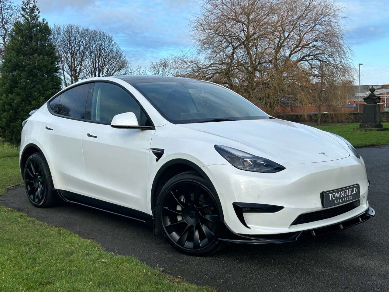 A 2022 TESLA MODEL Y (Dual Motor) Long Range SUV 5dr Electric Auto 4WDE (384 bhp) SAT NAV+CARPLA A 2022 TESLA MODEL Y (Dual Motor) Long Range SUV 5dr Electric Auto 4WDE (384 bhp) SAT NAV+CARPLA