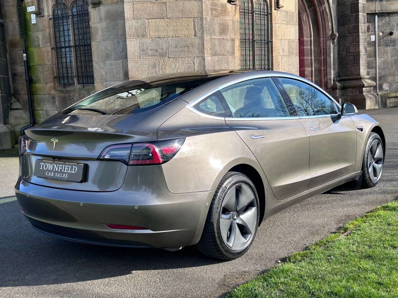 A 2020 TESLA MODEL 3 Standard Range Plus Saloon 4dr Electric Auto RWD (241 bhp) A 2020 TESLA MODEL 3 Standard Range Plus Saloon 4dr Electric Auto RWD (241 bhp)