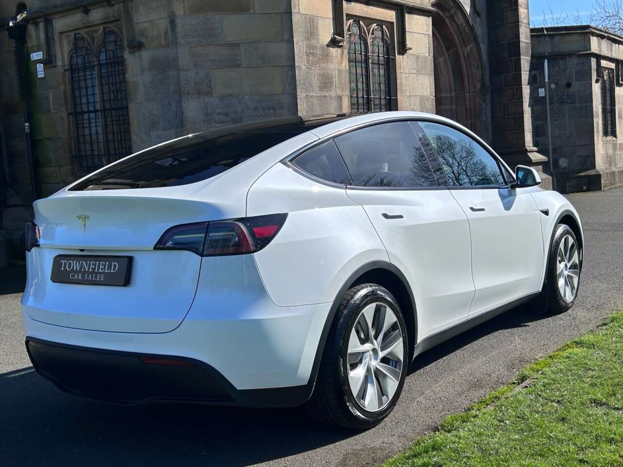 A 2023 TESLA MODEL Y SUV 5dr Electric Auto RWD (346 ps) WHITE LEATHER SEATS A 2023 TESLA MODEL Y SUV 5dr Electric Auto RWD (346 ps) WHITE LEATHER SEATS