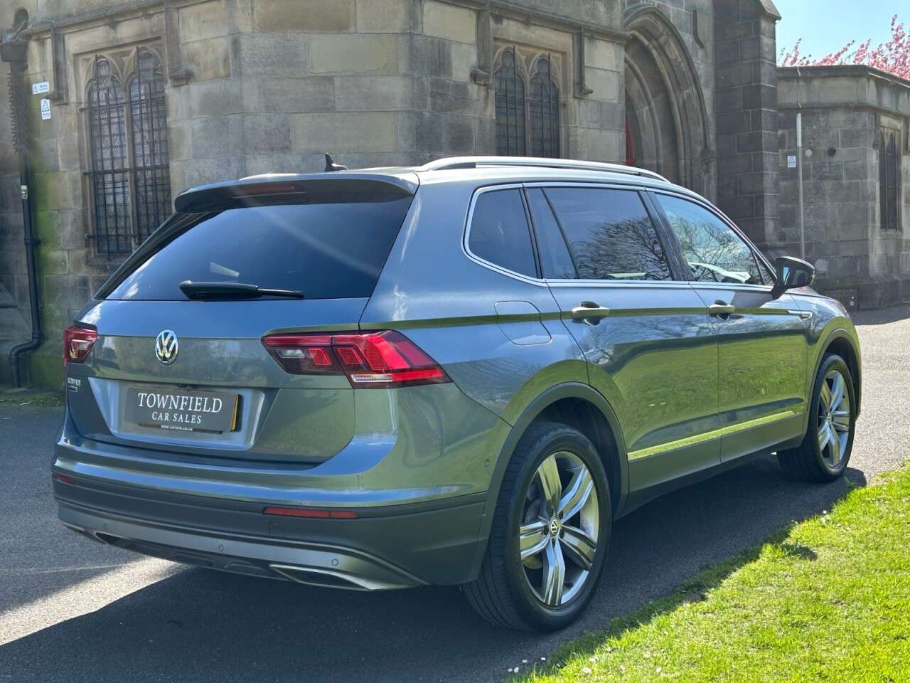 A 2021 VOLKSWAGEN TIGUAN ALLSPACE 1.5 TSI EVO Match SUV 5dr Petrol DSG Euro 6 (s/s) (150 ps) APPLE CARPLAY + A 2021 VOLKSWAGEN TIGUAN ALLSPACE 1.5 TSI EVO Match SUV 5dr Petrol DSG Euro 6 (s/s) (150 ps) APPLE CARPLAY +