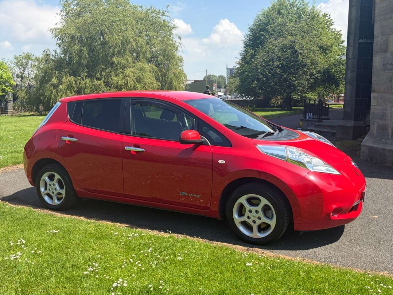 A 2015 NISSAN LEAF 24kWh Acenta Hatchback 5dr Electric Auto (107 bhp) A 2015 NISSAN LEAF 24kWh Acenta Hatchback 5dr Electric Auto (107 bhp)