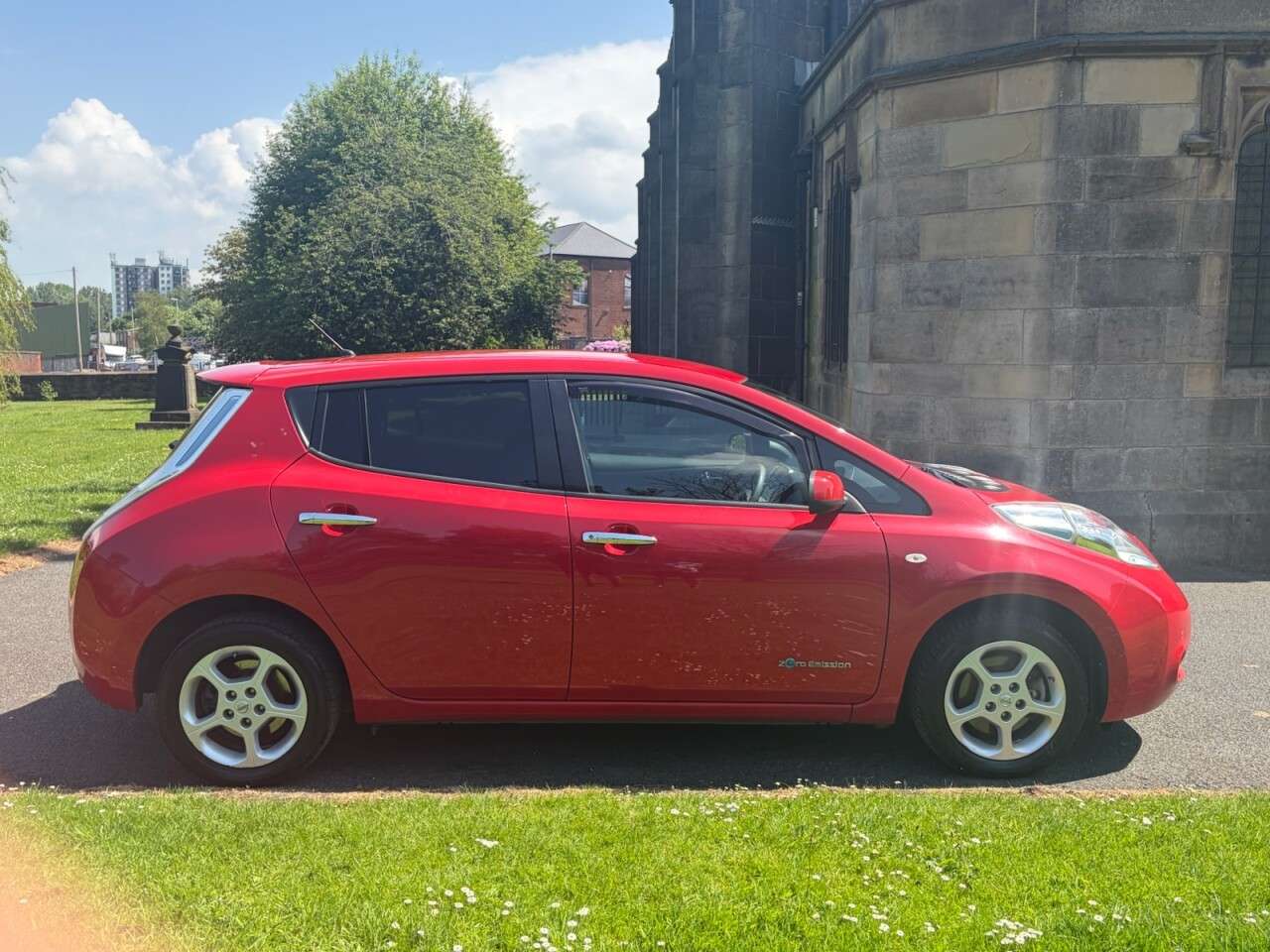 A 2015 NISSAN LEAF 24kWh Acenta Hatchback 5dr Electric Auto (107 bhp) A 2015 NISSAN LEAF 24kWh Acenta Hatchback 5dr Electric Auto (107 bhp)