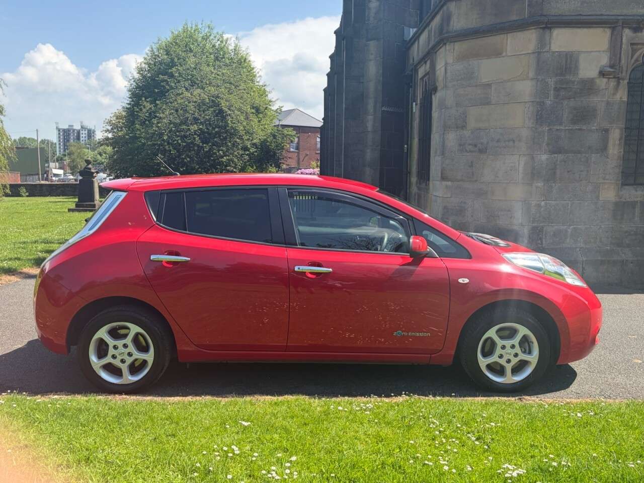 A 2015 NISSAN LEAF 24kWh Acenta Hatchback 5dr Electric Auto (107 bhp) A 2015 NISSAN LEAF 24kWh Acenta Hatchback 5dr Electric Auto (107 bhp)