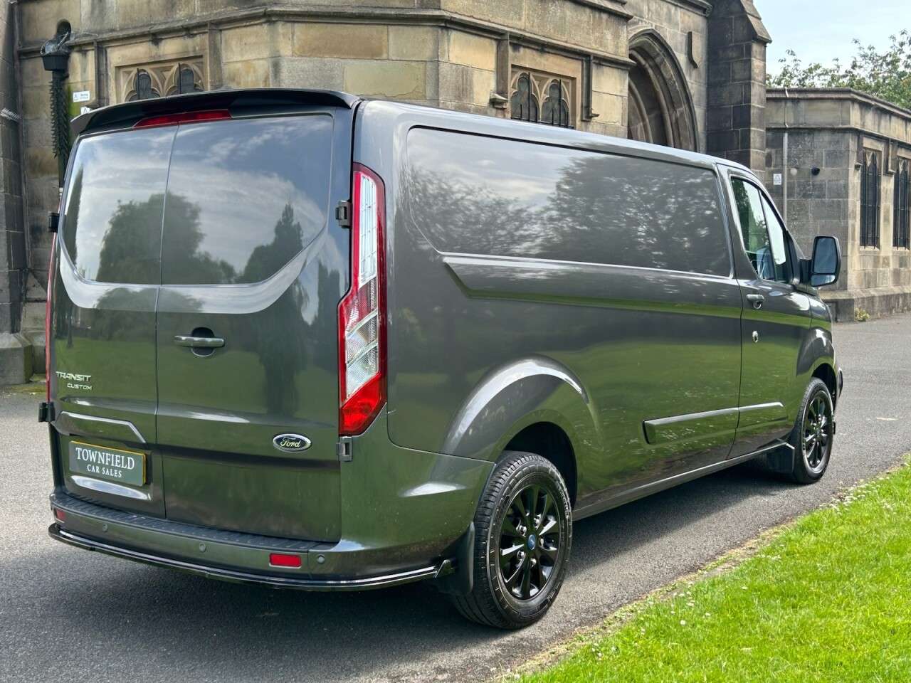 A 2022 FORD TRANSIT CUSTOM 2.0 300 EcoBlue Limited Panel Van 5dr Diesel Manual L2 H1 Euro 6 (s/s) (130 A 2022 FORD TRANSIT CUSTOM 2.0 300 EcoBlue Limited Panel Van 5dr Diesel Manual L2 H1 Euro 6 (s/s) (130