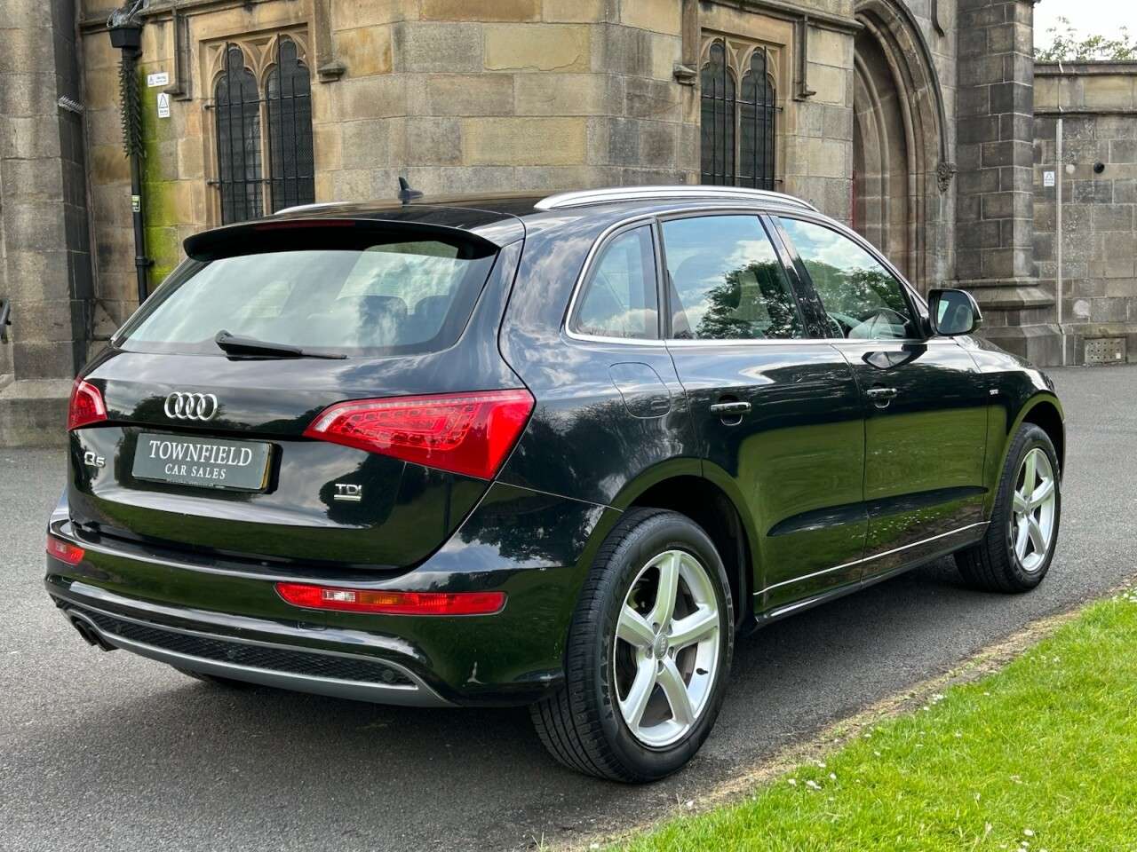 A 2011 AUDI Q5 2.0 TDI S line SUV 5dr Diesel Manual quattro Euro 5 (s/s) (170 ps) PARK SEN A 2011 AUDI Q5 2.0 TDI S line SUV 5dr Diesel Manual quattro Euro 5 (s/s) (170 ps) PARK SEN