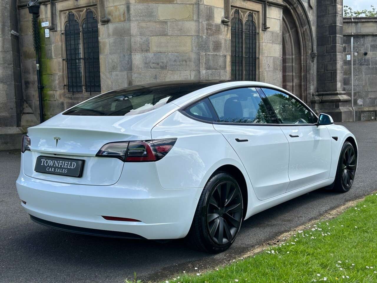 A 2021 TESLA MODEL 3 Standard Range Plus Saloon 4dr Electric Auto RWD (241 bhp) BLACK LEATHER+PA A 2021 TESLA MODEL 3 Standard Range Plus Saloon 4dr Electric Auto RWD (241 bhp) BLACK LEATHER+PA