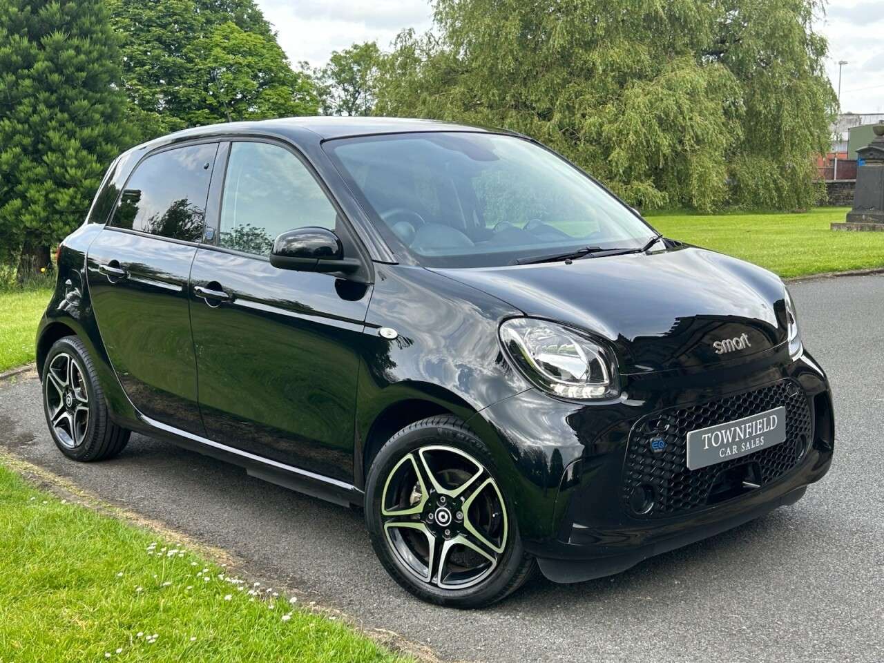 A 2021 SMART FORFOUR 17.6kWh Premium Hatchback 5dr Electric Auto (22kW Charger) (82 ps) A 2021 SMART FORFOUR 17.6kWh Premium Hatchback 5dr Electric Auto (22kW Charger) (82 ps)