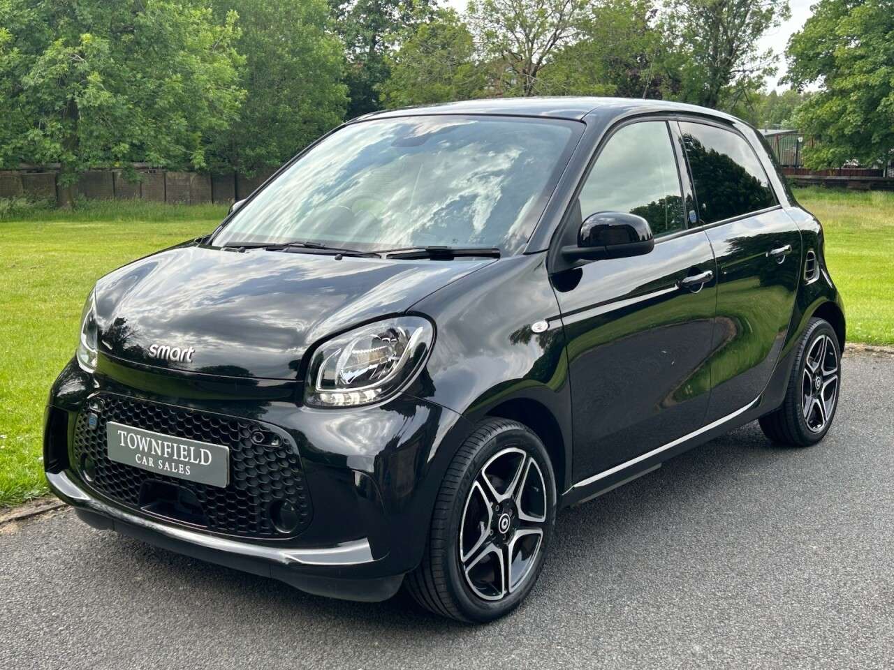 A 2021 SMART FORFOUR 17.6kWh Premium Hatchback 5dr Electric Auto (22kW Charger) (82 ps) A 2021 SMART FORFOUR 17.6kWh Premium Hatchback 5dr Electric Auto (22kW Charger) (82 ps)