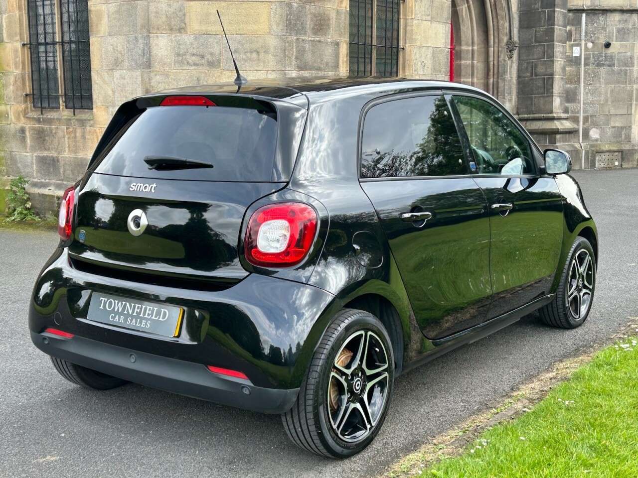 A 2021 SMART FORFOUR 17.6kWh Premium Hatchback 5dr Electric Auto (22kW Charger) (82 ps) A 2021 SMART FORFOUR 17.6kWh Premium Hatchback 5dr Electric Auto (22kW Charger) (82 ps)