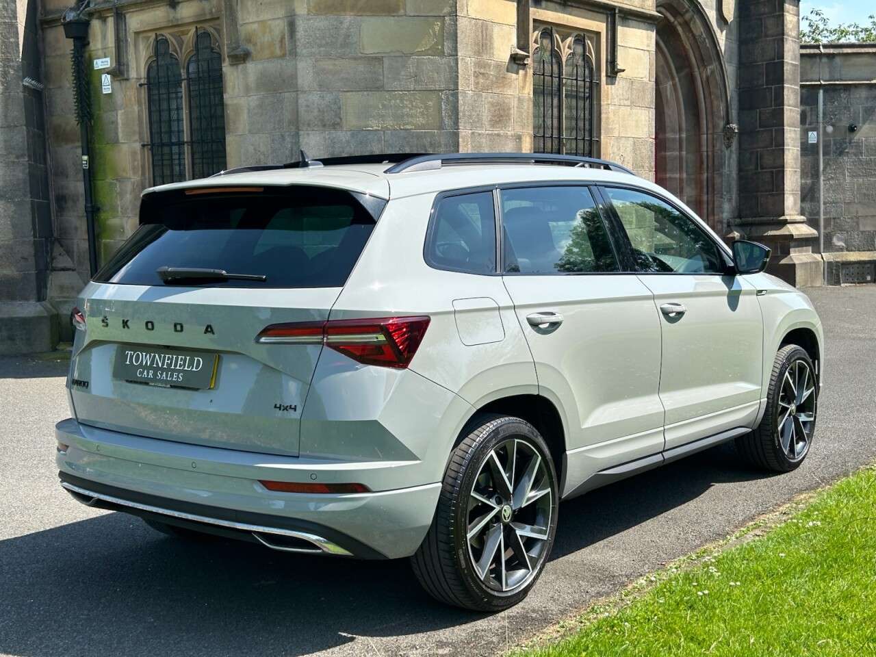 A 2023 SKODA KAROQ 2.0 TDI SportLine SUV 5dr Diesel DSG 4WD Euro 6 (s/s) (150 ps) 4 x 4 +CARPL A 2023 SKODA KAROQ 2.0 TDI SportLine SUV 5dr Diesel DSG 4WD Euro 6 (s/s) (150 ps) 4 x 4 +CARPL