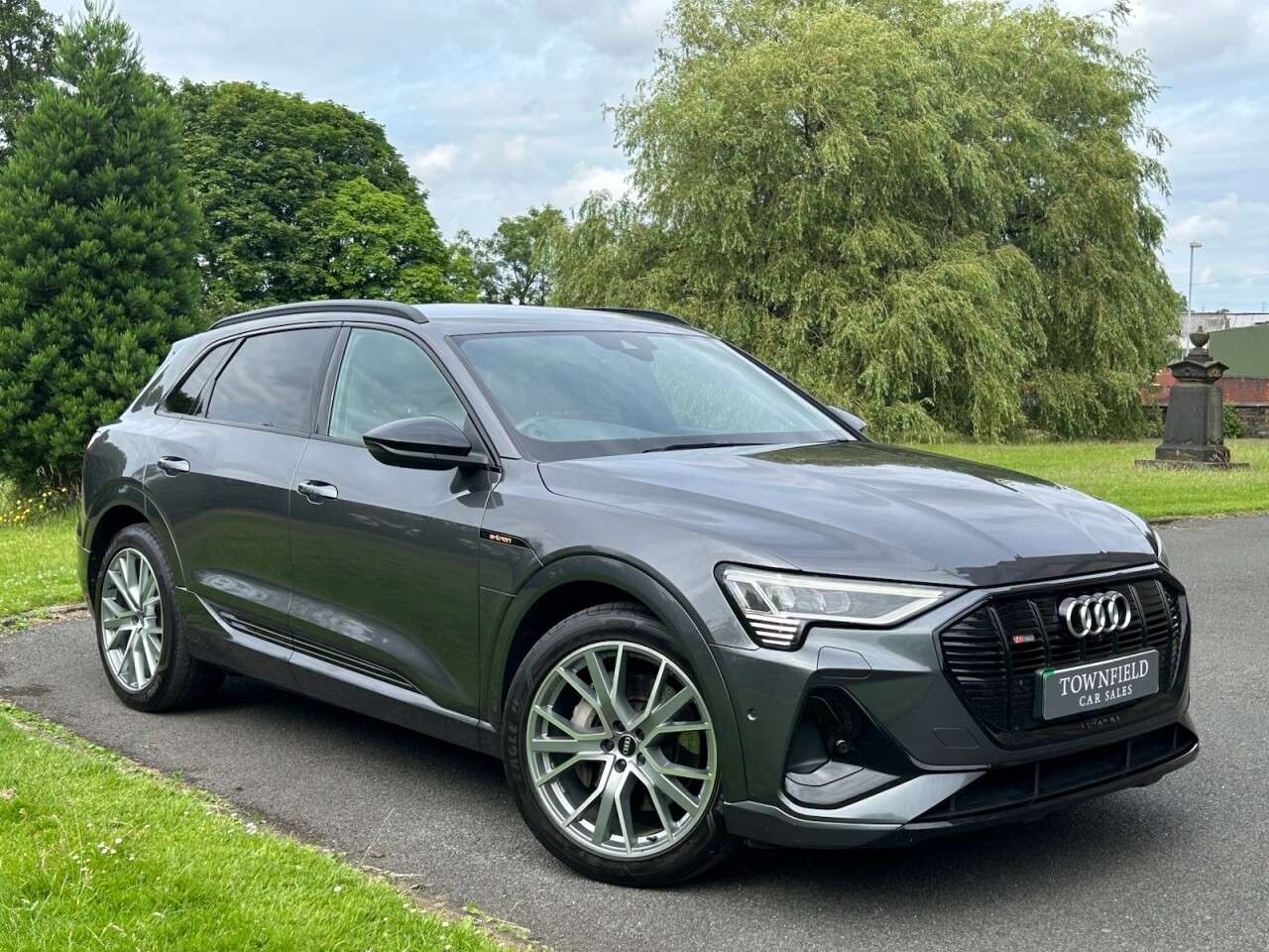 A 2022 AUDI E-TRON 55 Black Edition SUV 5dr Electric Auto quattro 95kWh (11kW Charger) (408 ps A 2022 AUDI E-TRON 55 Black Edition SUV 5dr Electric Auto quattro 95kWh (11kW Charger) (408 ps