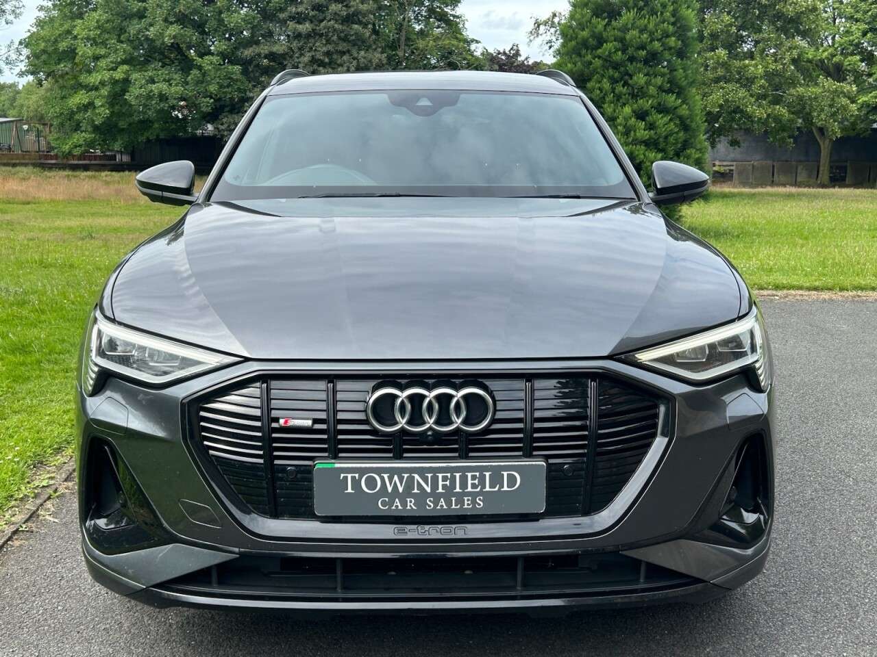 A 2022 AUDI E-TRON 55 Black Edition SUV 5dr Electric Auto quattro 95kWh (11kW Charger) (408 ps A 2022 AUDI E-TRON 55 Black Edition SUV 5dr Electric Auto quattro 95kWh (11kW Charger) (408 ps