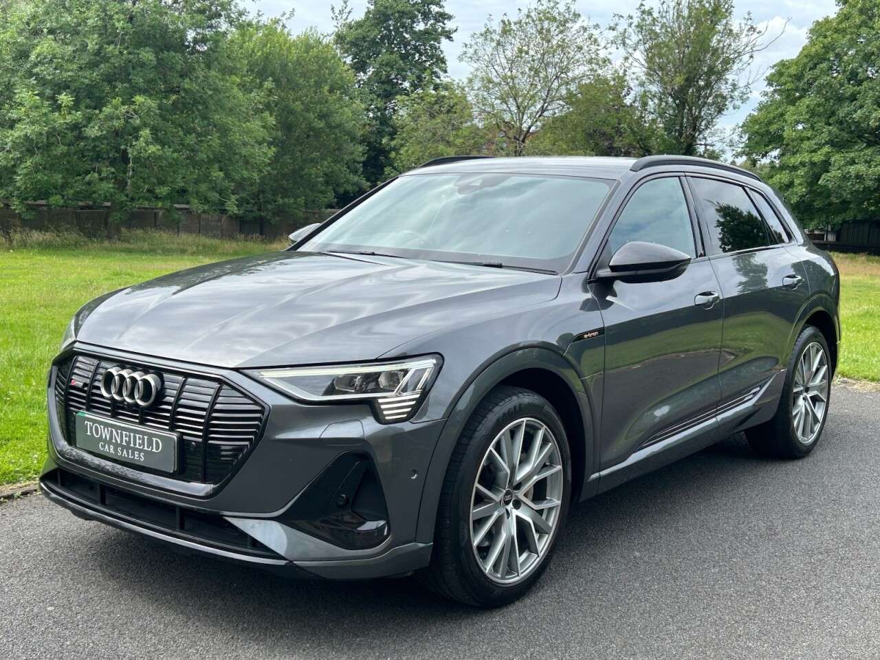 A 2022 AUDI E-TRON 55 Black Edition SUV 5dr Electric Auto quattro 95kWh (11kW Charger) (408 ps A 2022 AUDI E-TRON 55 Black Edition SUV 5dr Electric Auto quattro 95kWh (11kW Charger) (408 ps