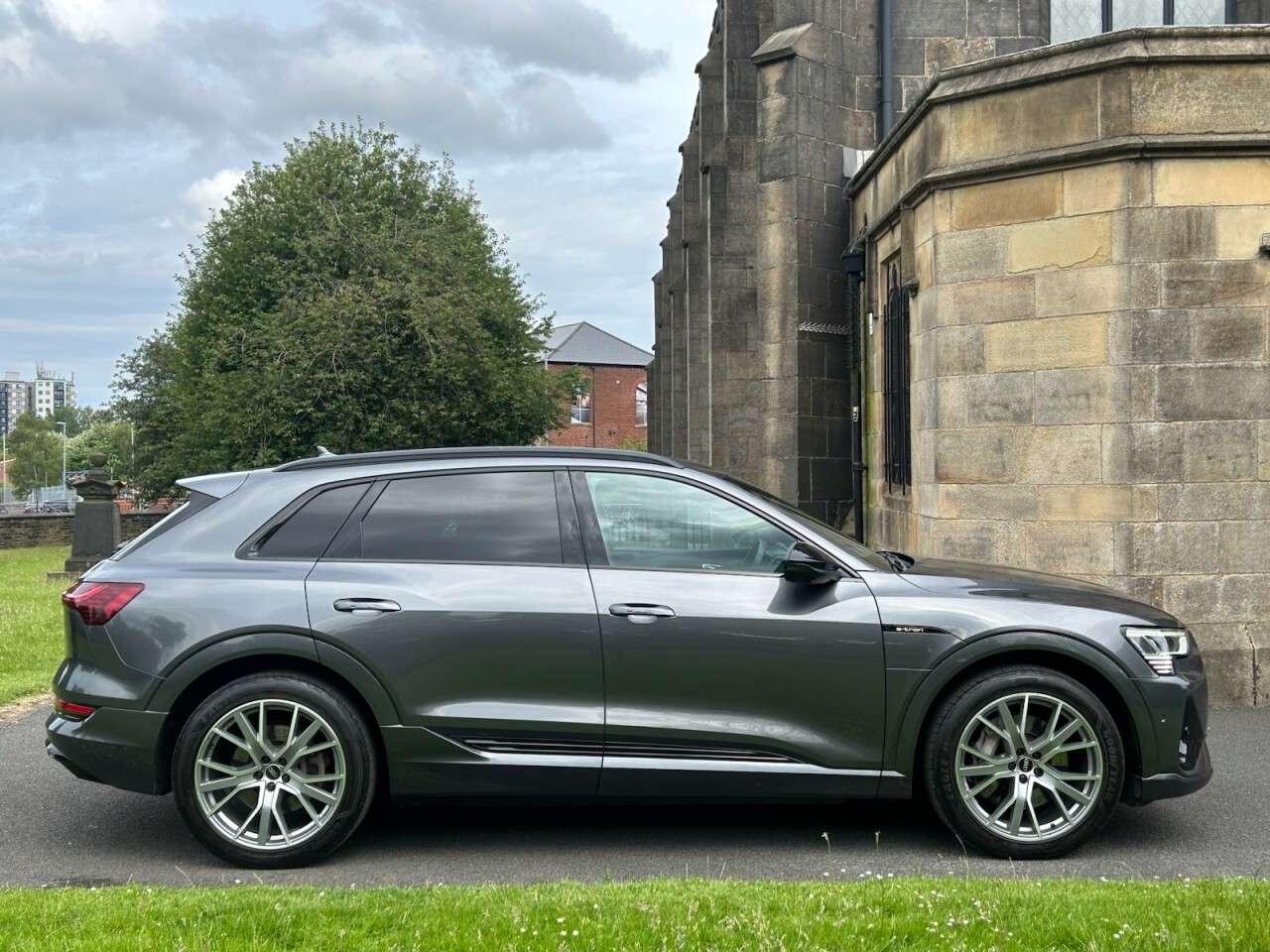 A 2022 AUDI E-TRON 55 Black Edition SUV 5dr Electric Auto quattro 95kWh (11kW Charger) (408 ps A 2022 AUDI E-TRON 55 Black Edition SUV 5dr Electric Auto quattro 95kWh (11kW Charger) (408 ps