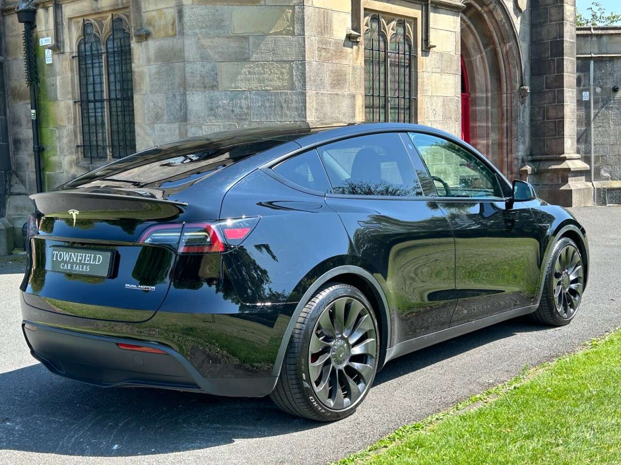 A 2023 TESLA MODEL Y (Dual Motor) Performance SUV 5dr Electric Auto 4WDE (426 bhp) BLACK LEATHER A 2023 TESLA MODEL Y (Dual Motor) Performance SUV 5dr Electric Auto 4WDE (426 bhp) BLACK LEATHER