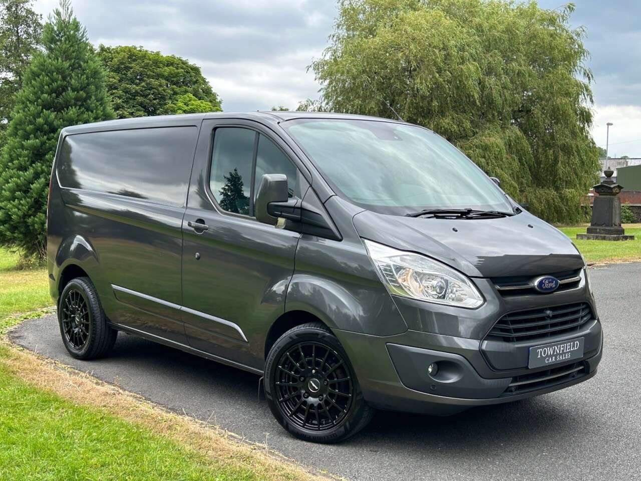 A 2017 FORD TRANSIT CUSTOM 2.0 TDCi 270 Limited Panel Van 5dr Diesel Manual L1 H1 (163 g/km, 128 bhp) A 2017 FORD TRANSIT CUSTOM 2.0 TDCi 270 Limited Panel Van 5dr Diesel Manual L1 H1 (163 g/km, 128 bhp)