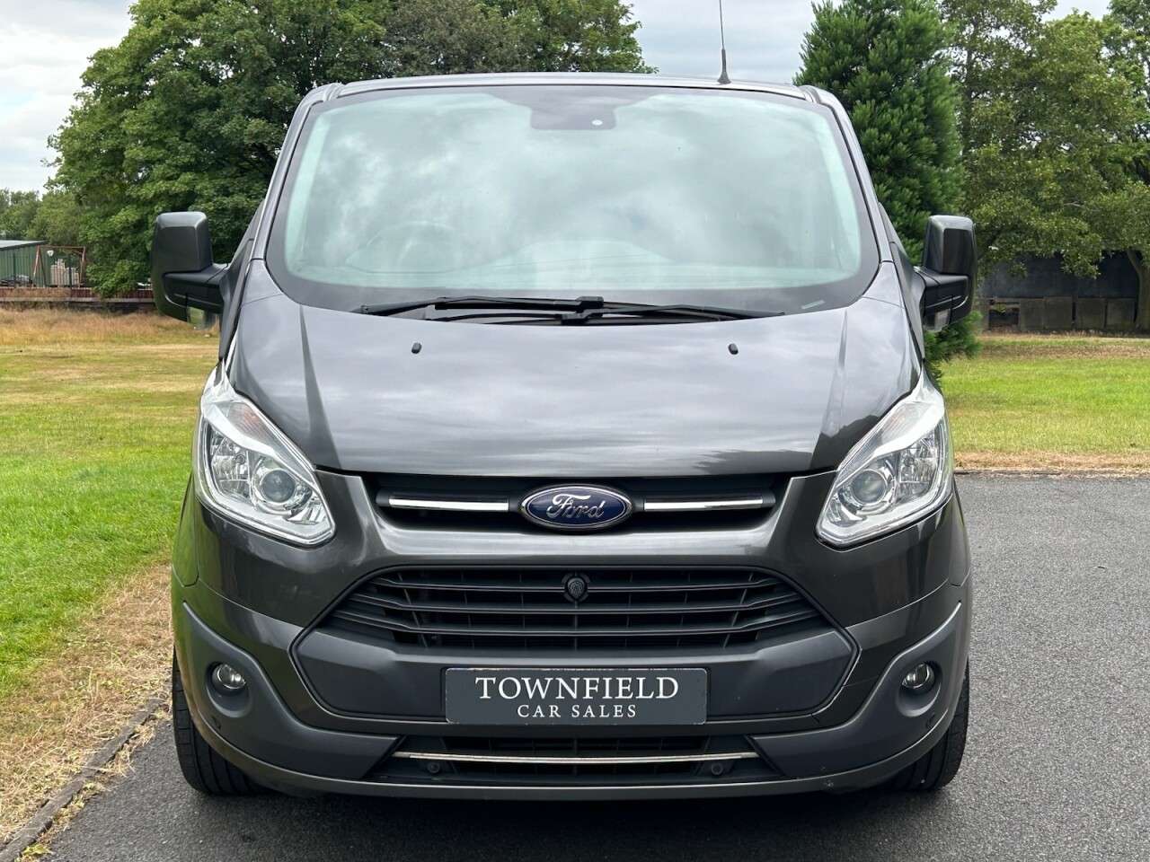 A 2017 FORD TRANSIT CUSTOM 2.0 TDCi 270 Limited Panel Van 5dr Diesel Manual L1 H1 (163 g/km, 128 bhp) A 2017 FORD TRANSIT CUSTOM 2.0 TDCi 270 Limited Panel Van 5dr Diesel Manual L1 H1 (163 g/km, 128 bhp)