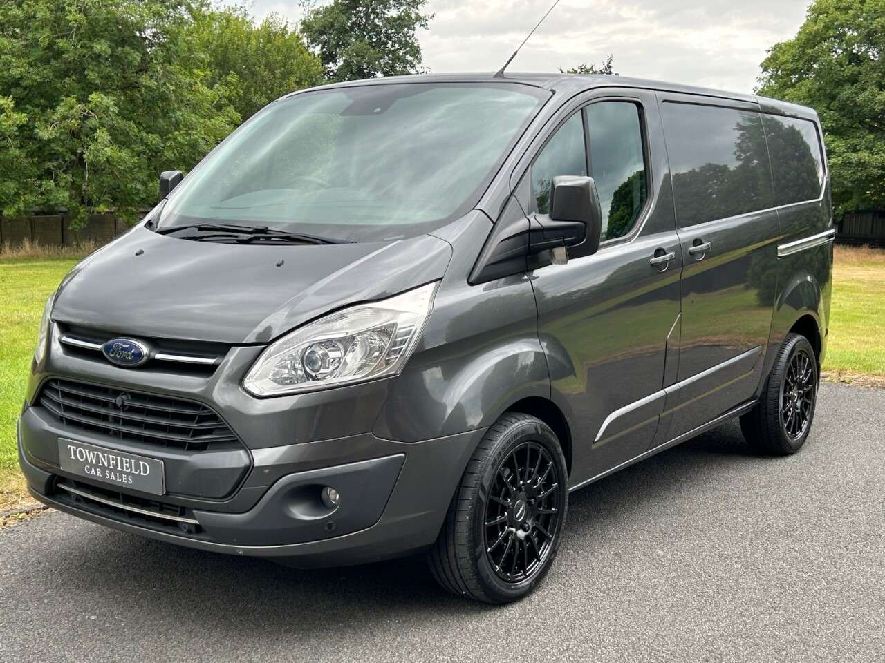 A 2017 FORD TRANSIT CUSTOM 2.0 TDCi 270 Limited Panel Van 5dr Diesel Manual L1 H1 (163 g/km, 128 bhp) A 2017 FORD TRANSIT CUSTOM 2.0 TDCi 270 Limited Panel Van 5dr Diesel Manual L1 H1 (163 g/km, 128 bhp)