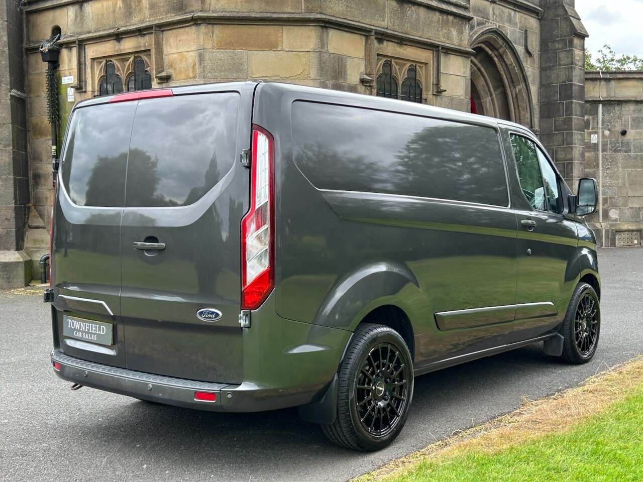 A 2017 FORD TRANSIT CUSTOM 2.0 TDCi 270 Limited Panel Van 5dr Diesel Manual L1 H1 (163 g/km, 128 bhp) A 2017 FORD TRANSIT CUSTOM 2.0 TDCi 270 Limited Panel Van 5dr Diesel Manual L1 H1 (163 g/km, 128 bhp)