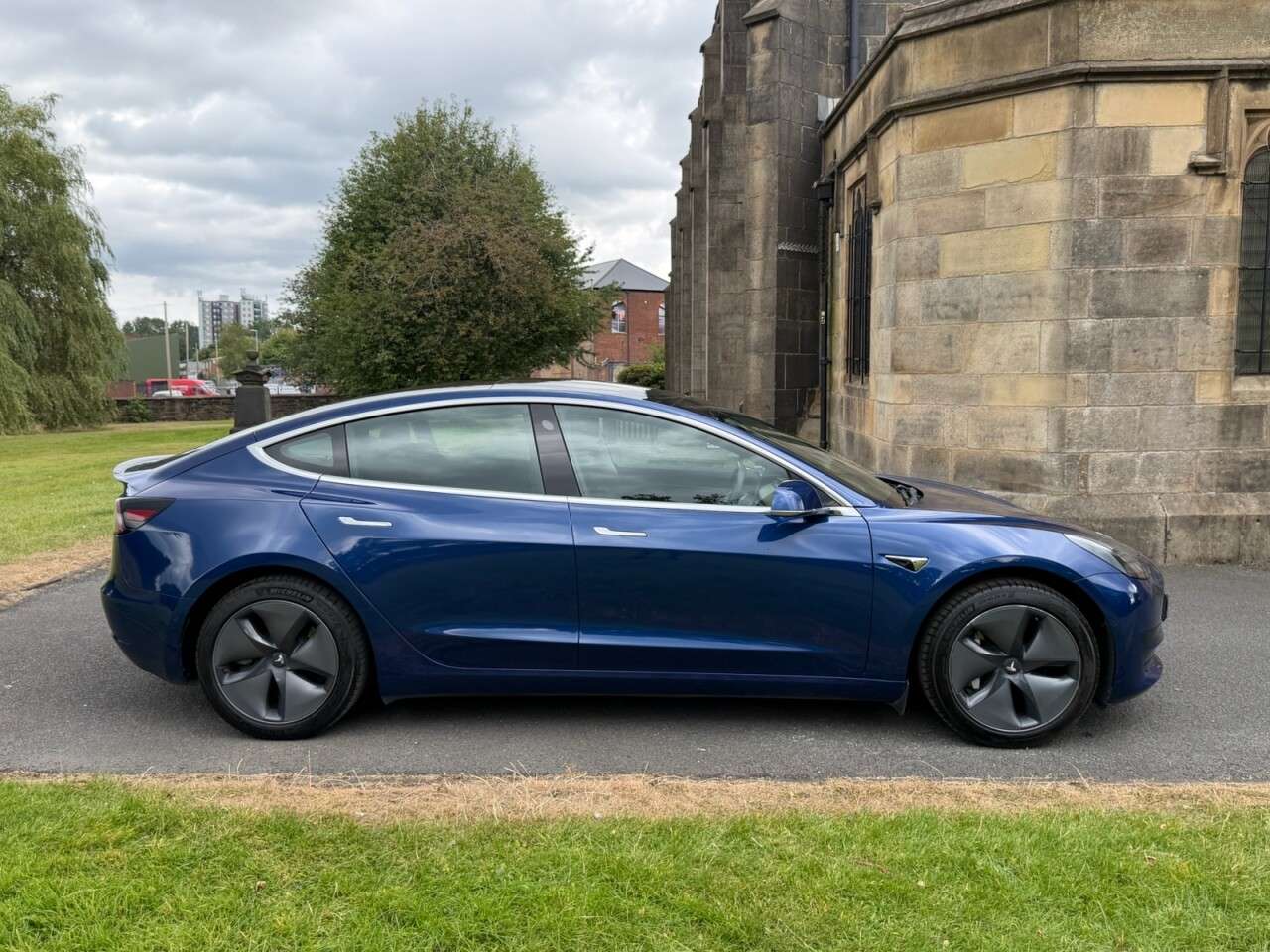 A 2020 TESLA MODEL 3 Standard Range Plus Saloon 4dr Electric Auto RWD (241 bhp) AUTO, HEATED BLA A 2020 TESLA MODEL 3 Standard Range Plus Saloon 4dr Electric Auto RWD (241 bhp) AUTO, HEATED BLA