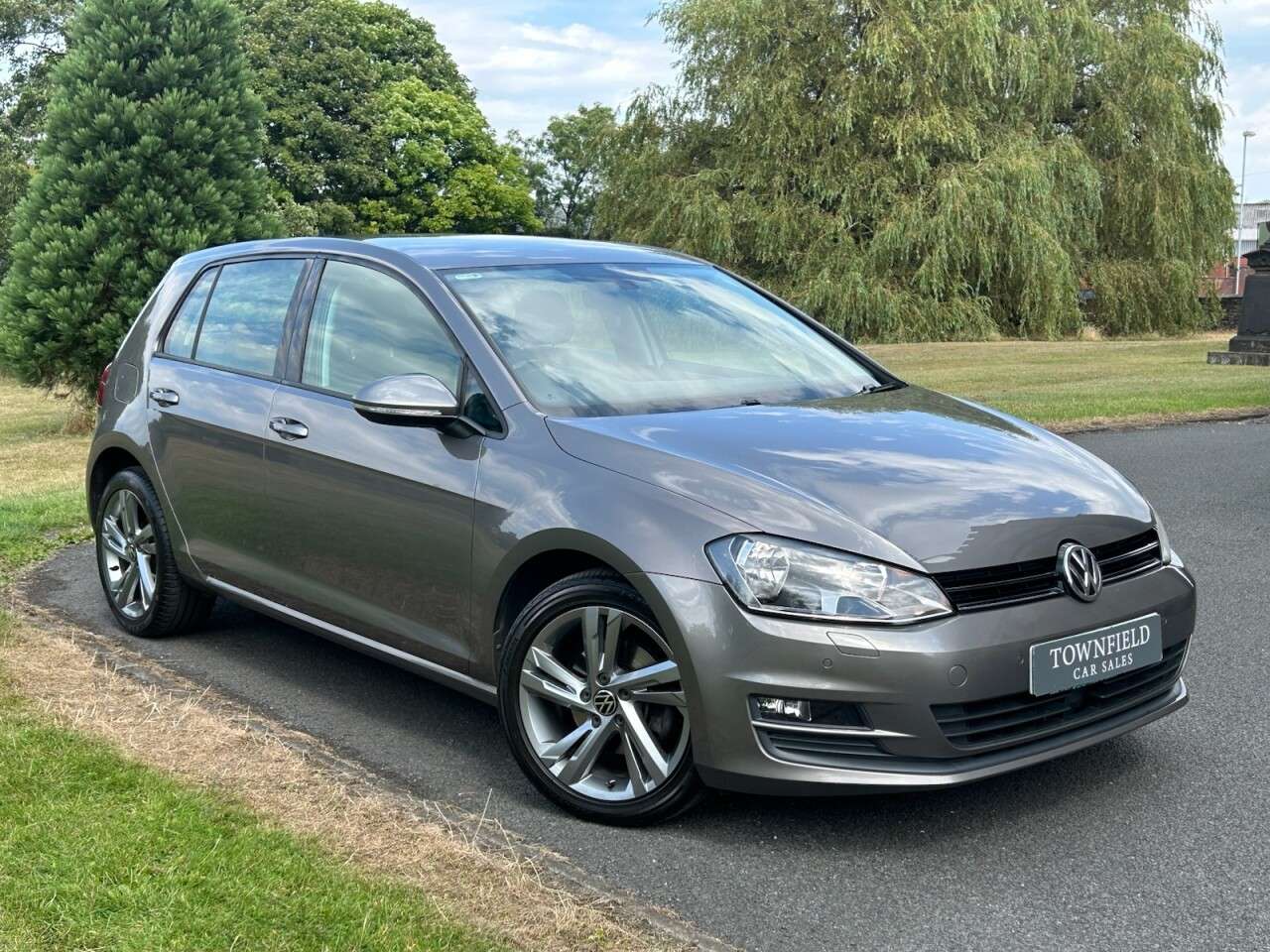 A 2016 VOLKSWAGEN GOLF 1.6 TDI BlueMotion Tech Match Edition Hatchback 5dr Diesel DSG Euro 6 (s/s) A 2016 VOLKSWAGEN GOLF 1.6 TDI BlueMotion Tech Match Edition Hatchback 5dr Diesel DSG Euro 6 (s/s)