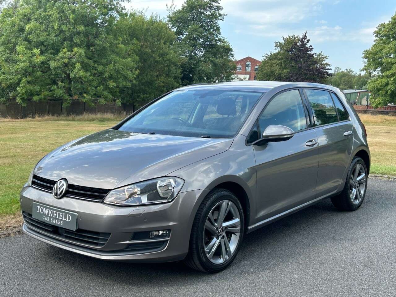 A 2016 VOLKSWAGEN GOLF 1.6 TDI BlueMotion Tech Match Edition Hatchback 5dr Diesel DSG Euro 6 (s/s) A 2016 VOLKSWAGEN GOLF 1.6 TDI BlueMotion Tech Match Edition Hatchback 5dr Diesel DSG Euro 6 (s/s)