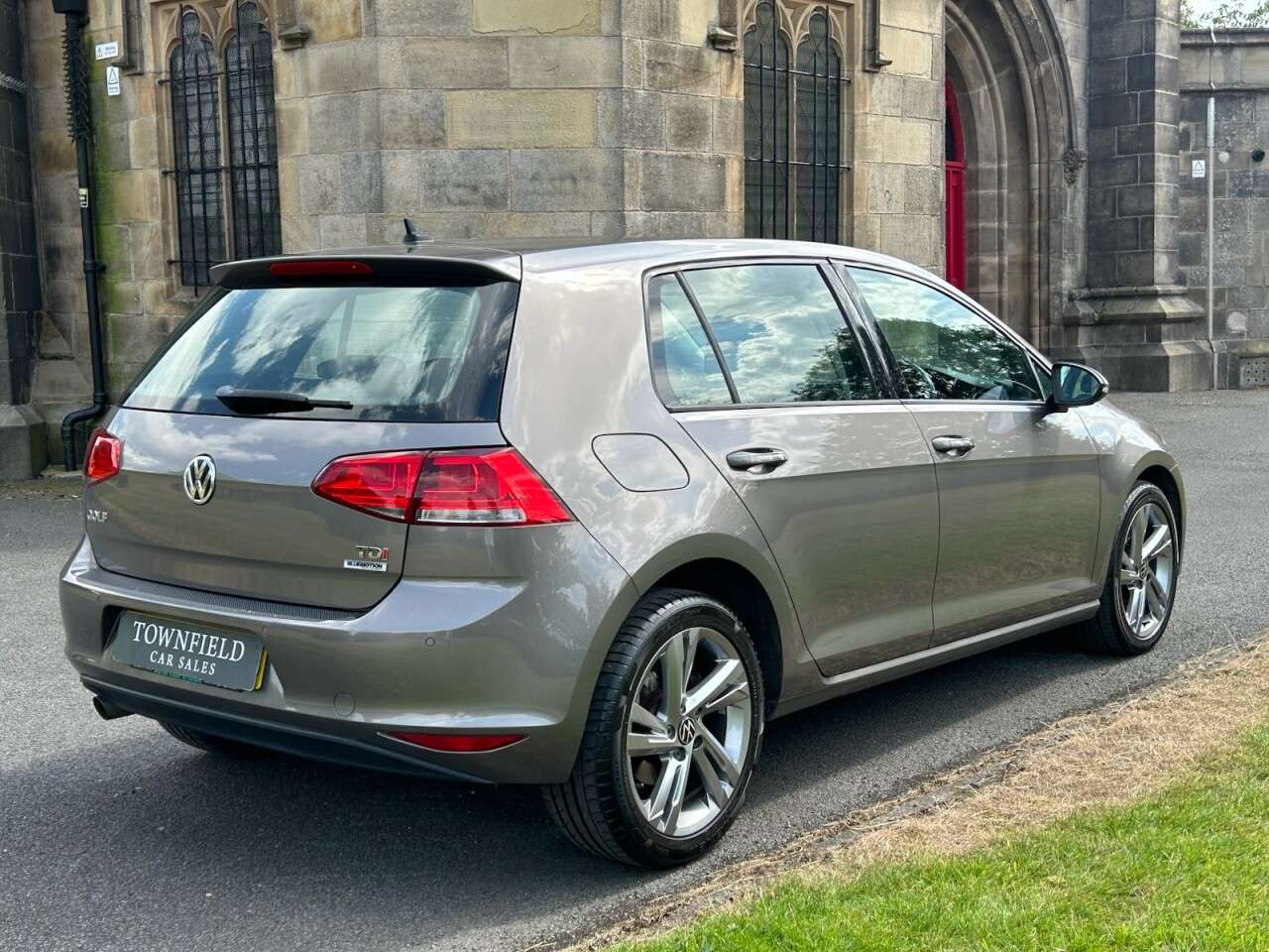 A 2016 VOLKSWAGEN GOLF 1.6 TDI BlueMotion Tech Match Edition Hatchback 5dr Diesel DSG Euro 6 (s/s) A 2016 VOLKSWAGEN GOLF 1.6 TDI BlueMotion Tech Match Edition Hatchback 5dr Diesel DSG Euro 6 (s/s)