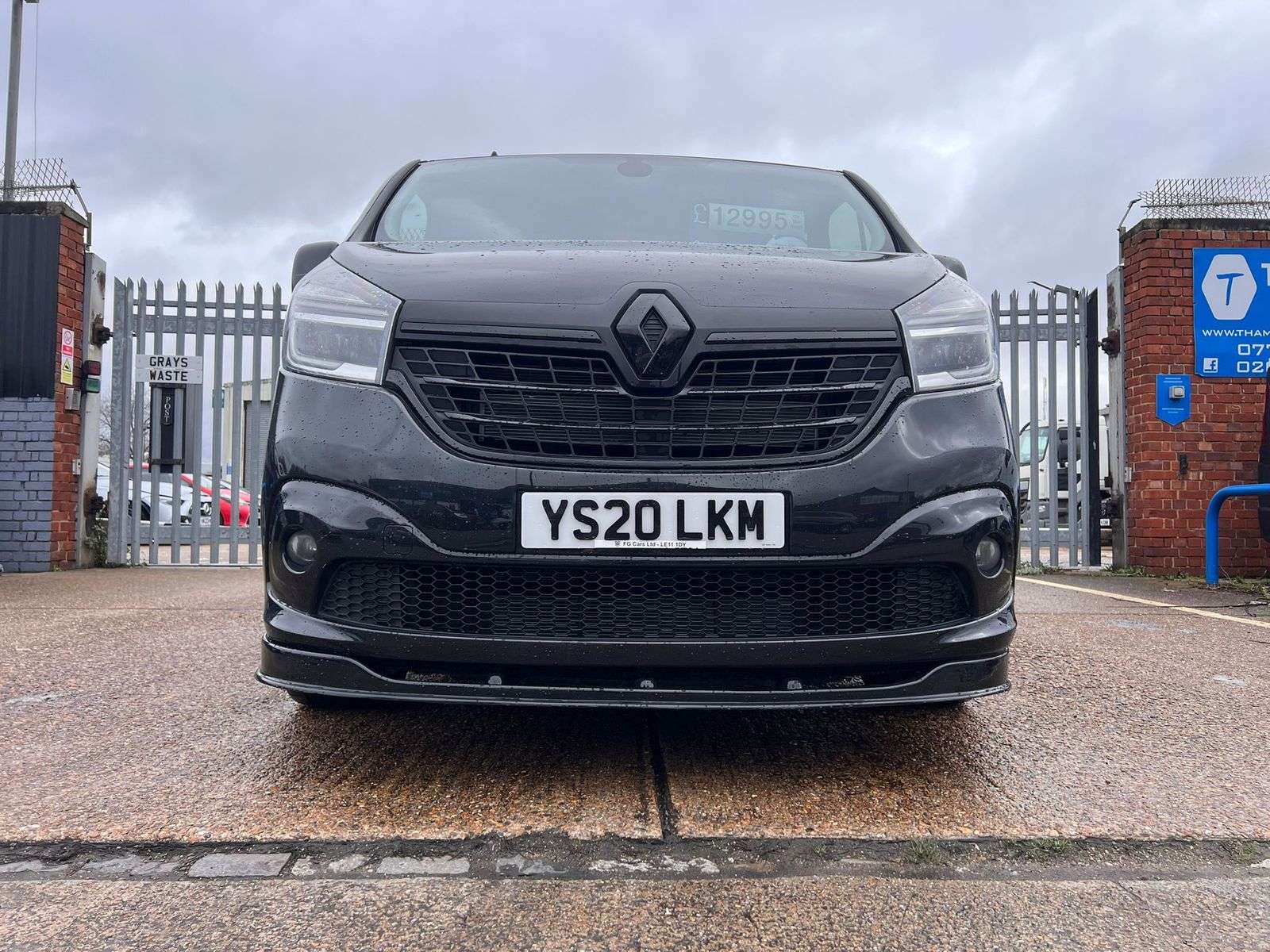 A 2020 RENAULT TRAFIC 2.0 dCi ENERGY 30 Sport Crew Van Double Cab 6dr Diesel EDC LWB Euro 6 (s/s) (170 ps) A 2020 RENAULT TRAFIC 2.0 dCi ENERGY 30 Sport Crew Van Double Cab 6dr Diesel EDC LWB Euro 6 (s/s) (170 ps)