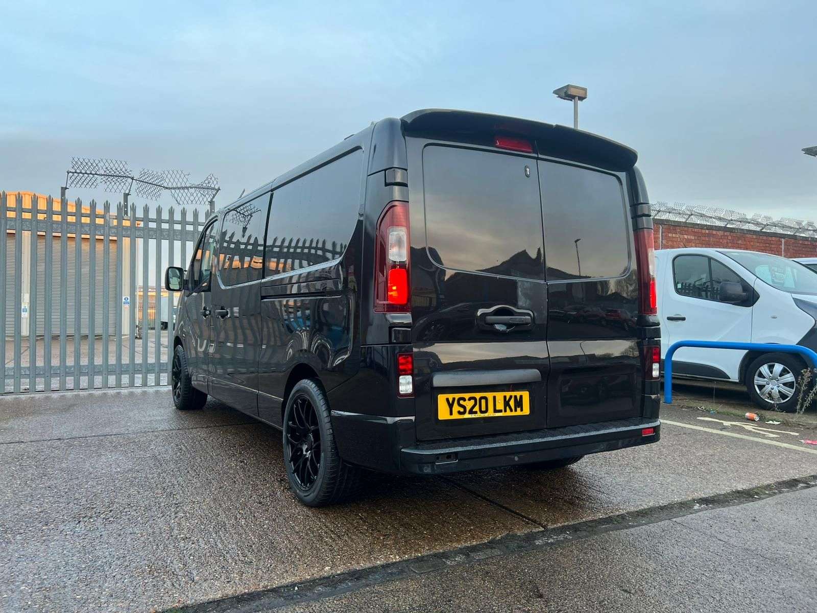 A 2020 RENAULT TRAFIC UnTAMED Black Edition Kombi 2.0L LL30 Sport Energy dCi Auto Diesel Automatic Euro 6 (168 bhp) A 2020 RENAULT TRAFIC UnTAMED Black Edition Kombi 2.0L LL30 Sport Energy dCi Auto Diesel Automatic Euro 6 (168 bhp)