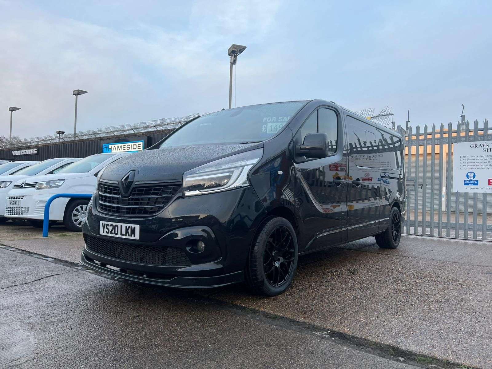 A 2020 RENAULT TRAFIC UnTAMED Black Edition Kombi 2.0L LL30 Sport Energy dCi Auto Diesel Automatic Euro 6 (168 bhp) A 2020 RENAULT TRAFIC UnTAMED Black Edition Kombi 2.0L LL30 Sport Energy dCi Auto Diesel Automatic Euro 6 (168 bhp)