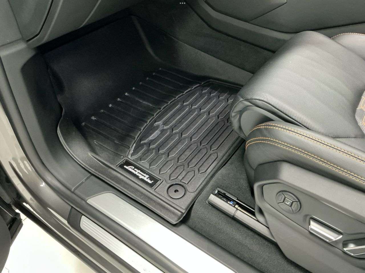 2021 LAMBORGHINI URUS 2021 LAMBORGHINI URUS