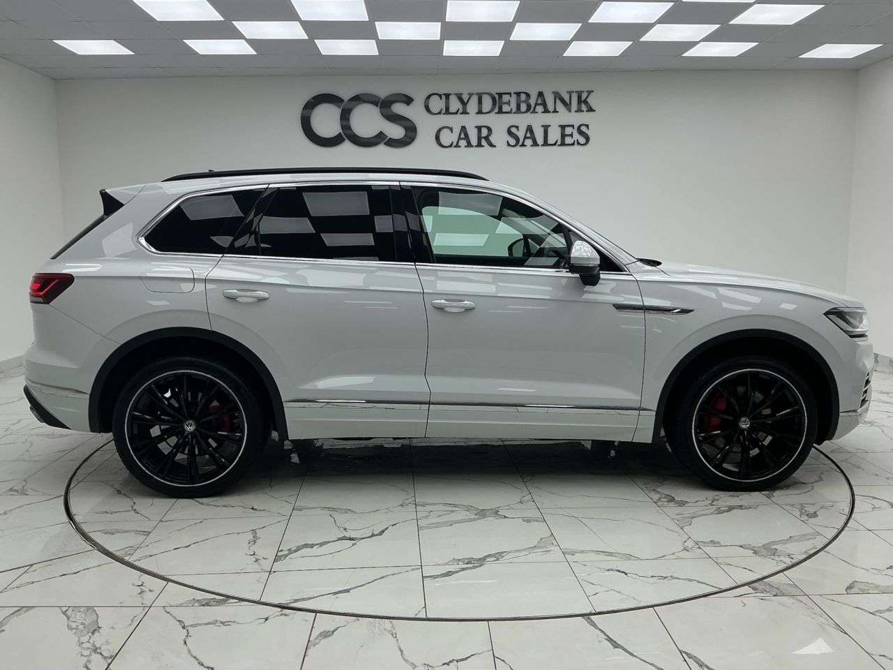 A 2020 VOLKSWAGEN TOUAREG 3.0 TSI V6 SEL SUV 5dr Petrol Tiptronic 4Motion Euro 6 (s/s) (340 ps) Red B A 2020 VOLKSWAGEN TOUAREG 3.0 TSI V6 SEL SUV 5dr Petrol Tiptronic 4Motion Euro 6 (s/s) (340 ps) Red B