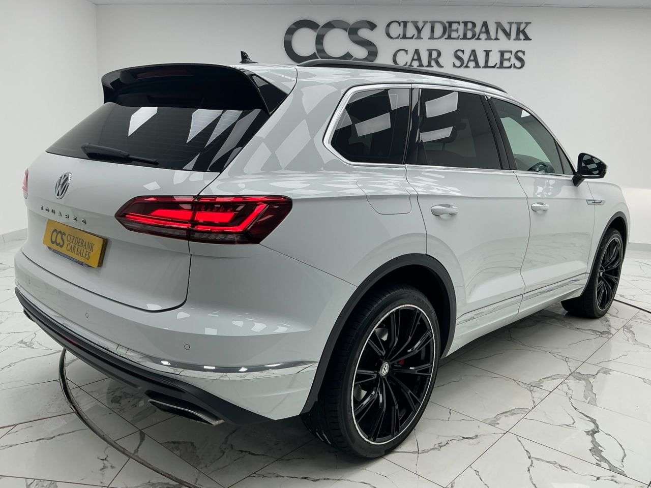 A 2020 VOLKSWAGEN TOUAREG 3.0 TSI V6 SEL SUV 5dr Petrol Tiptronic 4Motion Euro 6 (s/s) (340 ps) Red B A 2020 VOLKSWAGEN TOUAREG 3.0 TSI V6 SEL SUV 5dr Petrol Tiptronic 4Motion Euro 6 (s/s) (340 ps) Red B