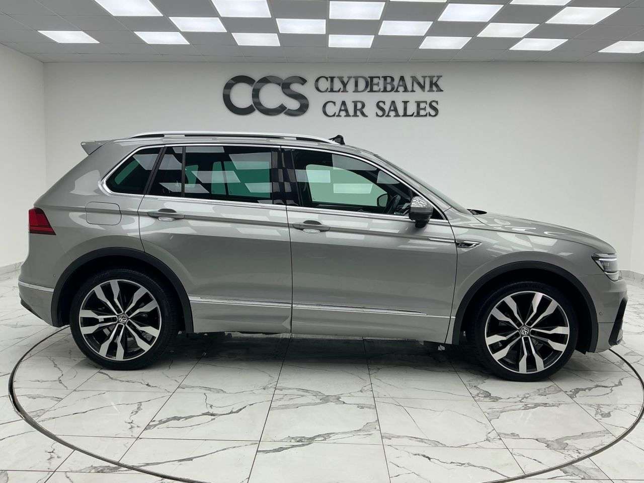 A 2020 VOLKSWAGEN TIGUAN 1.5 TSI EVO R-Line Tech SUV 5dr Petrol DSG Euro 6 (s/s) (150 ps) Electric T A 2020 VOLKSWAGEN TIGUAN 1.5 TSI EVO R-Line Tech SUV 5dr Petrol DSG Euro 6 (s/s) (150 ps) Electric T