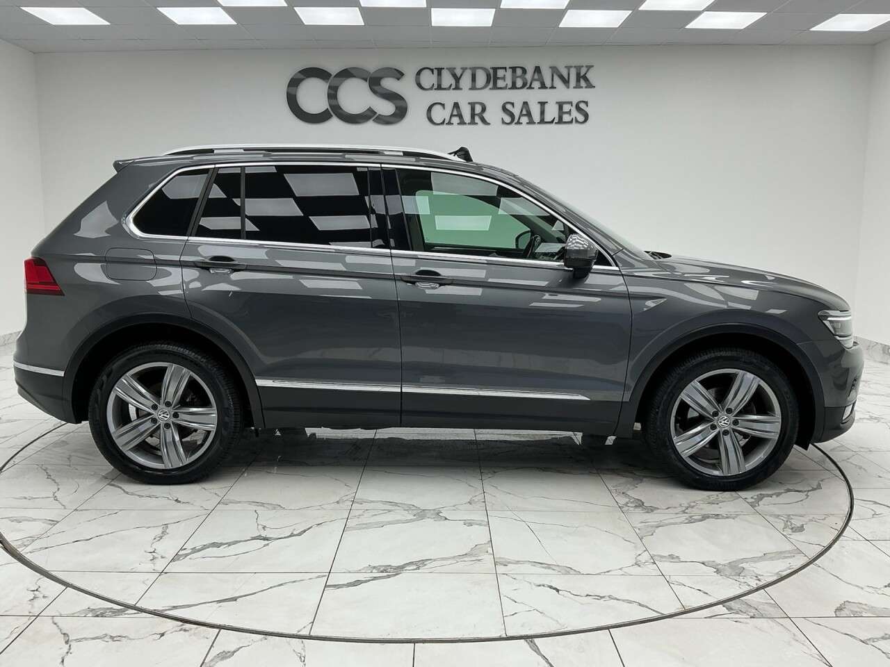 A 2017 VOLKSWAGEN TIGUAN 2.0 TDI SEL SUV 5dr Diesel DSG 4Motion Euro 6 (s/s) (150 ps) 2 Keys A 2017 VOLKSWAGEN TIGUAN 2.0 TDI SEL SUV 5dr Diesel DSG 4Motion Euro 6 (s/s) (150 ps) 2 Keys