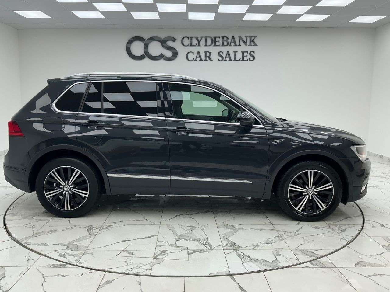 A 2017 VOLKSWAGEN TIGUAN 2.0 TDI BlueMotion Tech SE Navigation SUV 5dr Diesel Manual Euro 6 (s/s) (1 A 2017 VOLKSWAGEN TIGUAN 2.0 TDI BlueMotion Tech SE Navigation SUV 5dr Diesel Manual Euro 6 (s/s) (1