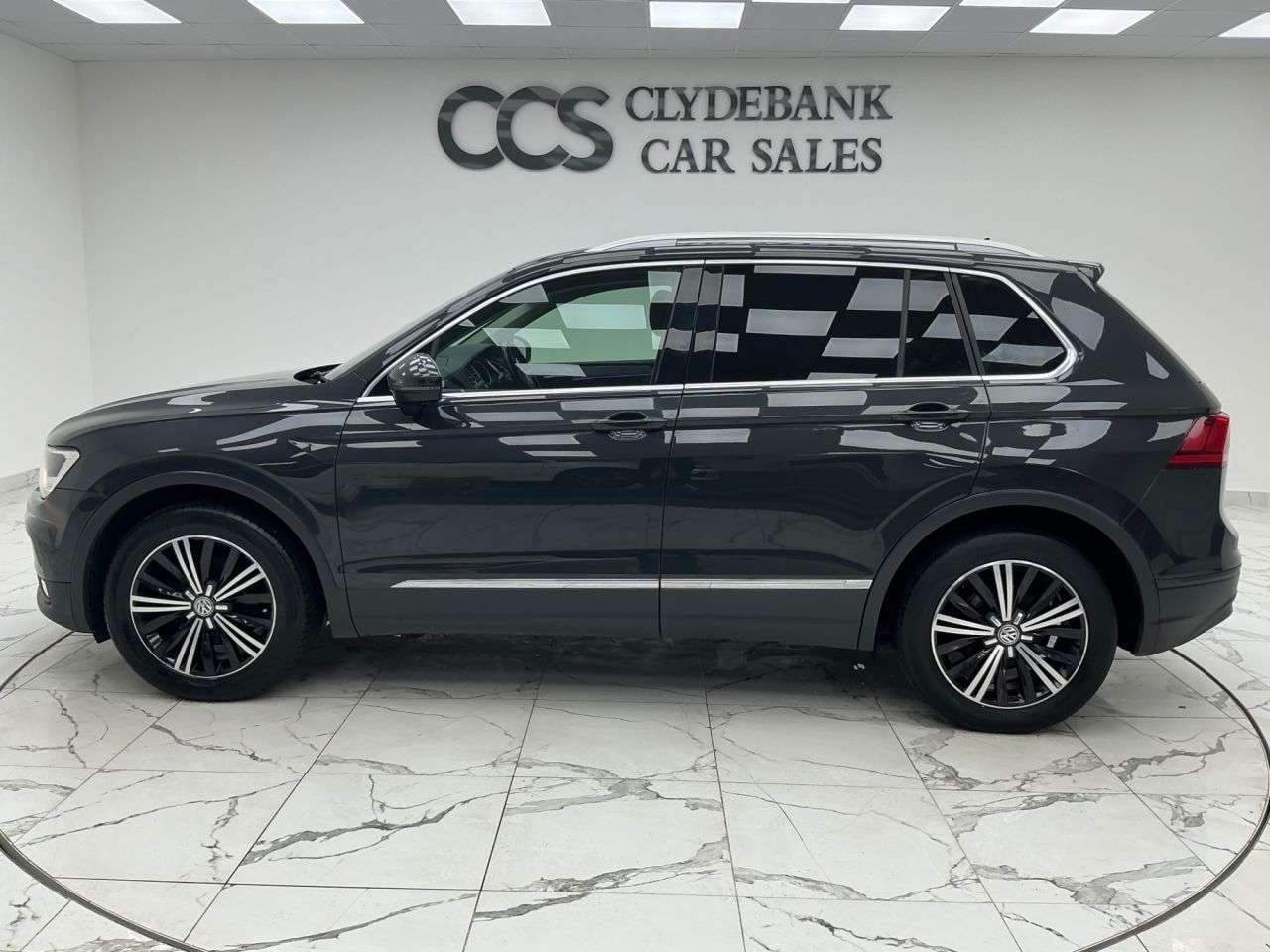 A 2017 VOLKSWAGEN TIGUAN 2.0 TDI BlueMotion Tech SE Navigation SUV 5dr Diesel Manual Euro 6 (s/s) (1 A 2017 VOLKSWAGEN TIGUAN 2.0 TDI BlueMotion Tech SE Navigation SUV 5dr Diesel Manual Euro 6 (s/s) (1